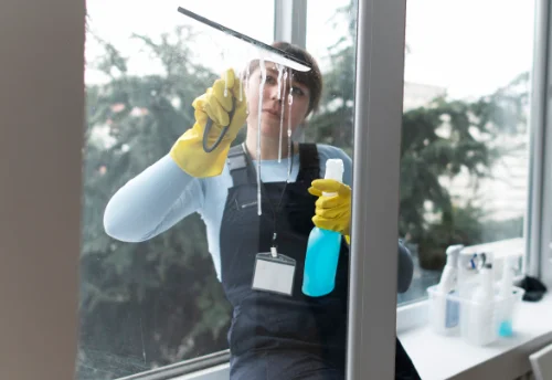 Nettoyage de vitres intérieures et extérieures au Pradal